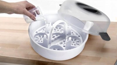 ALECTO BW-04 Mikrowellensterilisator für 4 Flaschen mit Zange und Messbecher