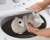 FISHER-PRICE Schlafender Otter mit beweglichem Bäuchlein, Sound &amp; Licht